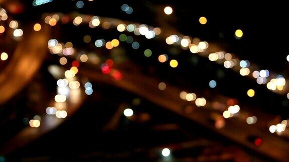 城市夜晚的交通状况汽车的前灯和尾灯失去焦点