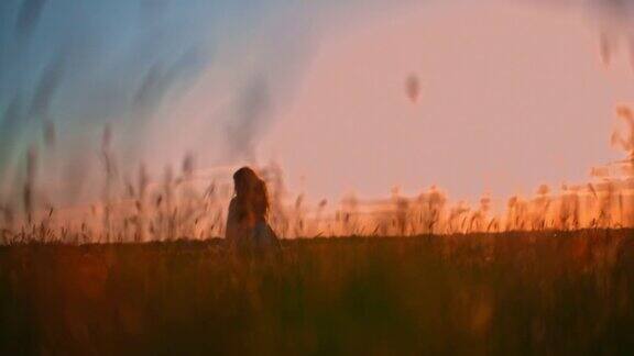 日落时分一个面目全非的小女孩在草地上奔跑
