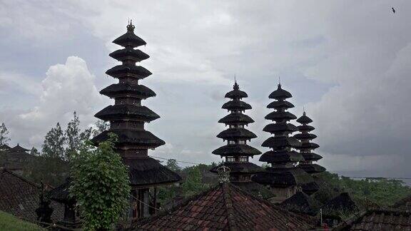 PuraBesakih庙位于abagung山山坡上的Besakih村的寺庙建筑群它是印尼巴厘岛最重要、最大和最神圣的印度教寺庙