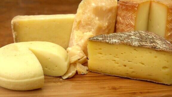 木头桌子上放着法式奶酪