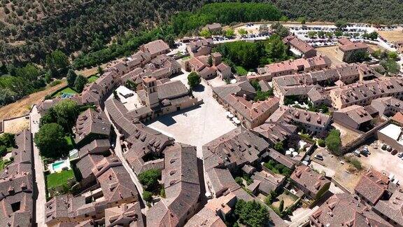 西班牙卡斯蒂利亚和莱昂塞戈维亚中世纪小镇佩德拉萨的鸟瞰图