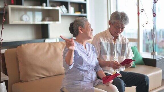 过年老两口祖父母在客厅为家人准备红包红包