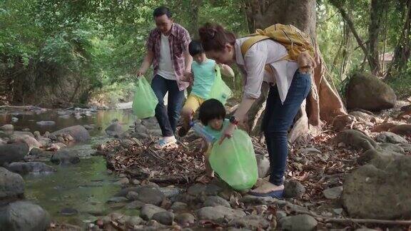 一群环保主义者教他们的孩子保持环境清洁