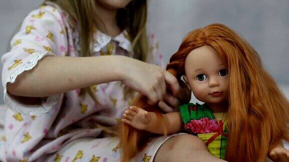 女孩坐在床上玩洋娃娃