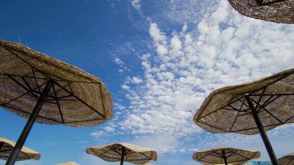 沙滩伞在天空与云彩4K