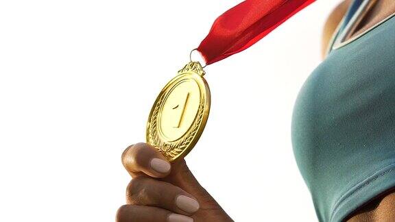 混血女运动员在镜头前展示金牌成功和胜利