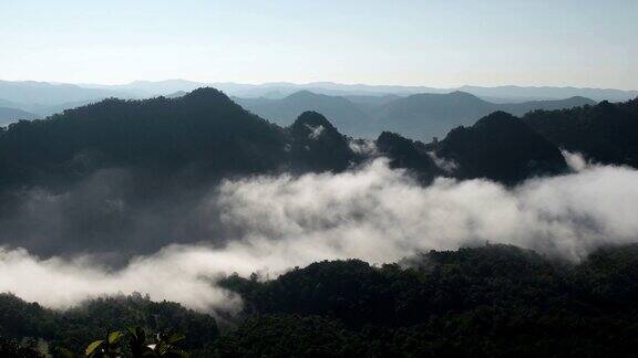 泰国北部山区晨雾景观鸟瞰图在美丽的云中飞过高山空中拍摄的视频