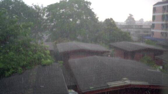 慢镜头雨与乡村木屋的背景