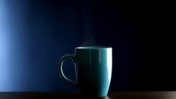 蓝色背景上的热咖啡杯