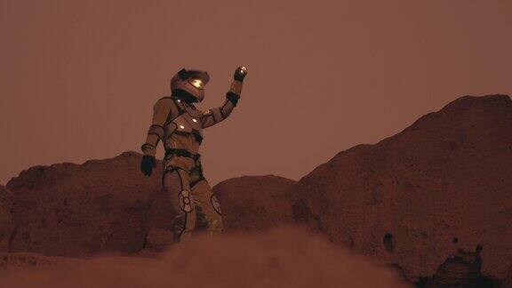 探索火星表面的女宇航员锈色的洞穴和岩石近距离看手电筒发出闪光
