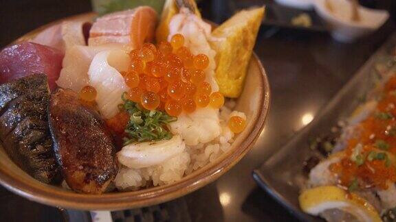 将鱼生鱼片与米饭混合日式饮食风格健康饮食理念