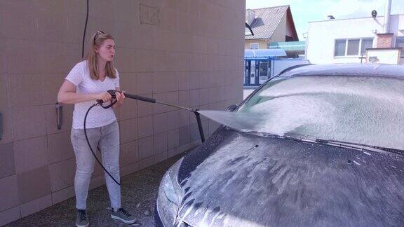 女人洗汽车