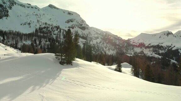 阳光照在雪山上