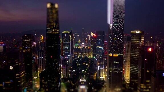 夜晚日落时间照亮广州市中心城市景观空中倾斜移位全景4k时间间隔中国