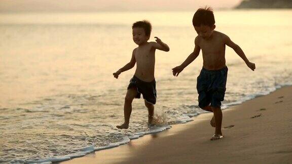 孩子们在沙滩上玩耍高清慢镜头