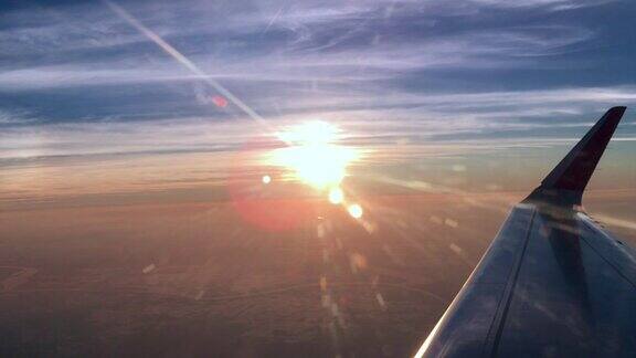 夕阳下天空下飞机的机翼