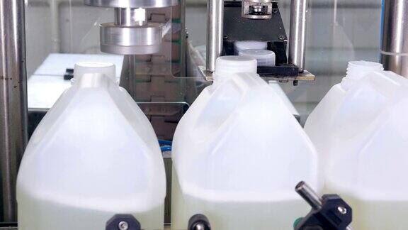 液体洗涤剂在自动化生产线上灌装机械4k