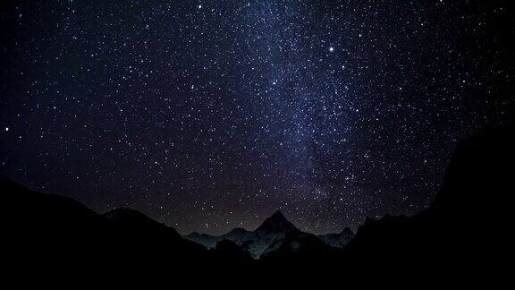 喜马拉雅山上空夜空中星星的运动