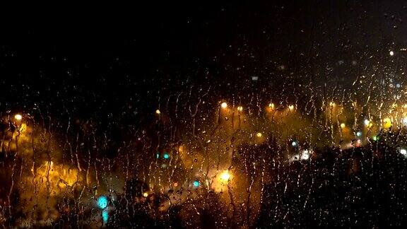 城市灯光和交通在一个雨夜