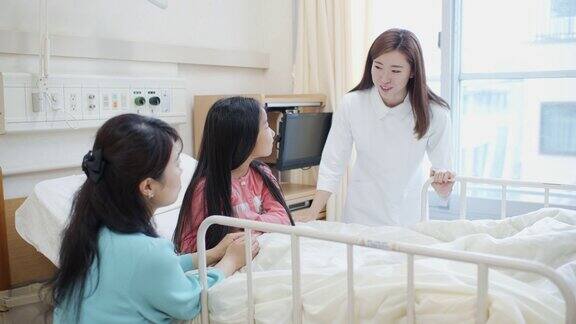 儿科护士安抚病房母婴