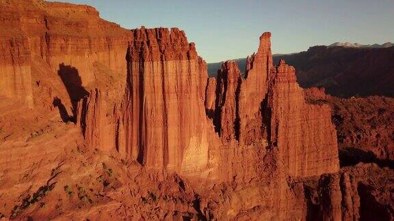 犹他州摩押附近标志性的费舍尔塔砂岩红岩组