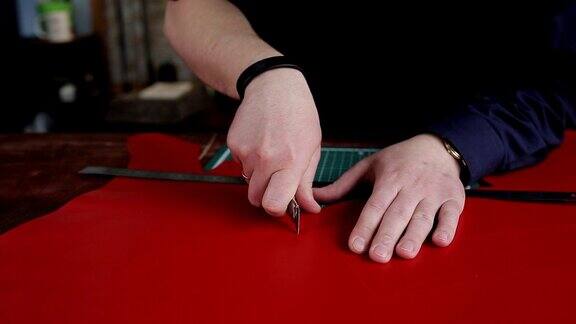 制作黑色手工皮包的过程工匠用美工刀切割细节特写镜头