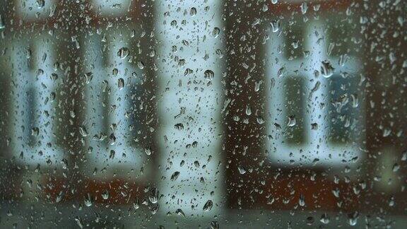 雨滴顺着窗户流下