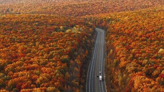 航拍秋天的高速公路