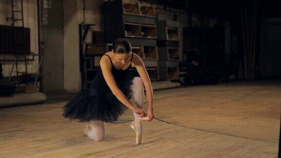 芭蕾舞女演员在后台系着尖头鞋