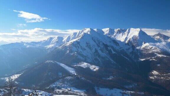 意大利阿尔卑斯山的雪峰和山脊在冬季全景晴朗晴朗的天空