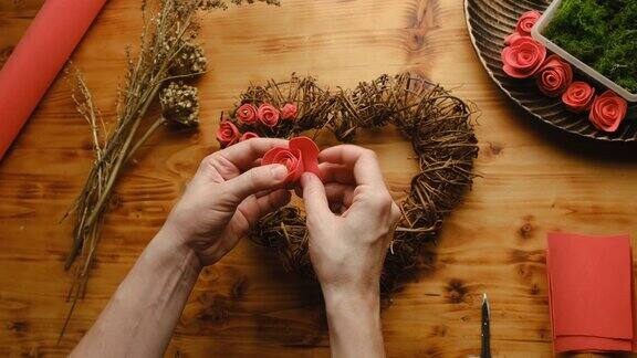 女性手制作情人节DIY装饰