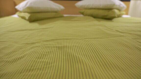 爱沙尼亚房间里的黄色床单