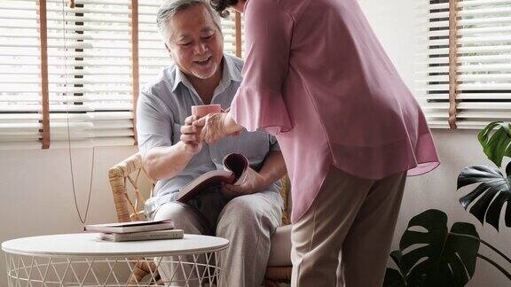 高级护理老年夫妇享受一起度过的时间高级在家里