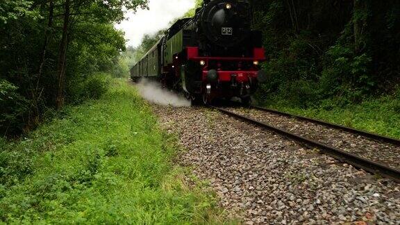蒸汽火车在轨道上滚动的天线