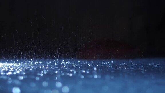 夜池里雨滴的特写