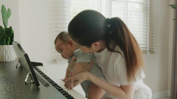 教新生儿弹钢琴