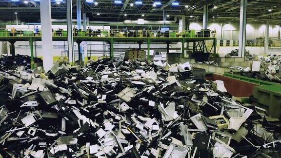 垃圾塑料垃圾垃圾回收厂废品堆积场里的一堆破损的消费电子产品