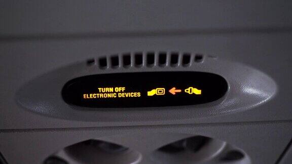 一架飞机上系紧安全带标志警告的乱流镜头