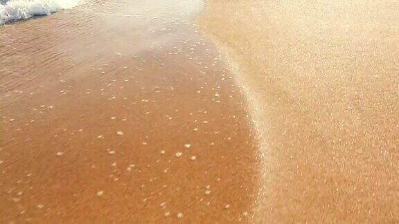 海浪卷起白色的沙滩与Instagram滤镜的特写