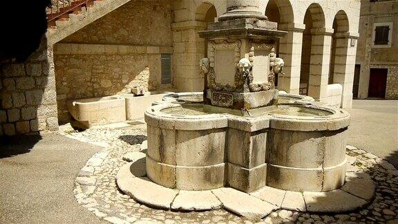 古老的喷泉在一个小村庄在Pre阿尔卑斯在法国南部