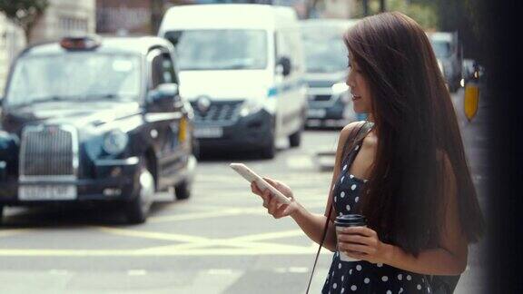 年轻的中国女子在伦敦等出租车(慢镜头)