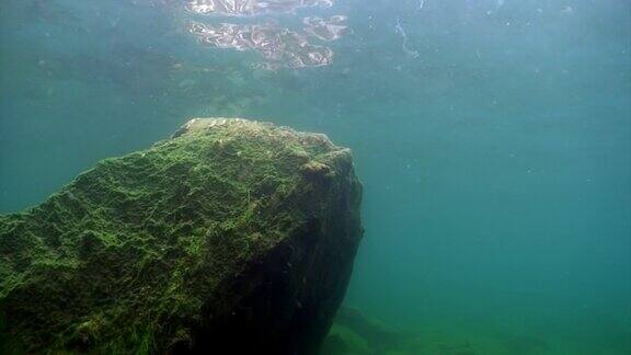 贝加尔湖湖底的水下石头