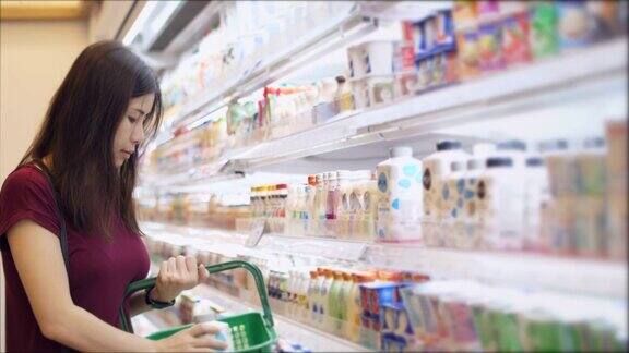 在超市买食物的女人