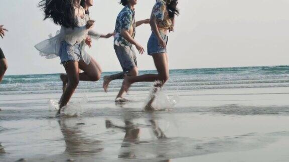 一群朋友在海滩上玩缓慢的运动假期