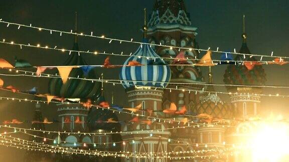 红场装饰新年和圣诞节庆祝活动彩旗和灯泡背景是著名的圣巴西尔大教堂莫斯科俄罗斯