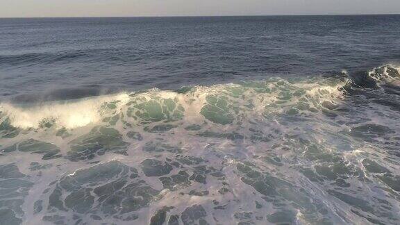 4K的特写镜头清澈的海水溅起的浪花