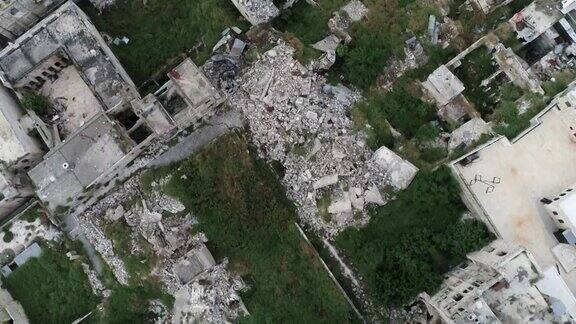 这是内战10年后的叙利亚阿勒颇我们可以看到轰炸后的建筑废墟-4K无人机鸟瞰图