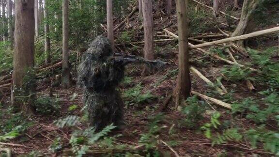 穿着吉利制服的狙击手在森林里潜行