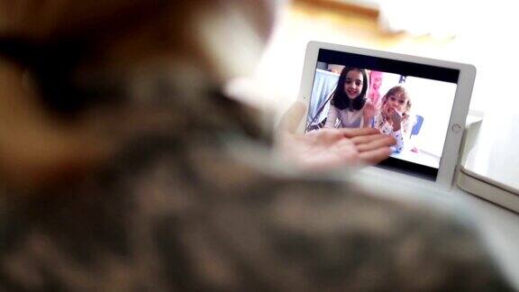 高清:军人妈妈和她的孩子通过平板电脑聊天