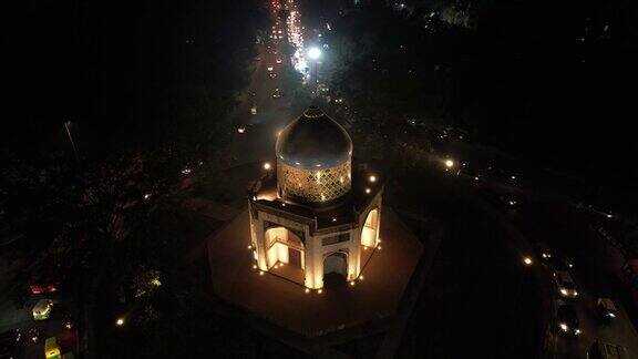 空中无人机拍摄的回旋SabzBurj在印度新德里晚上德里道路德里交通交叉口莫卧儿圆顶建筑墓